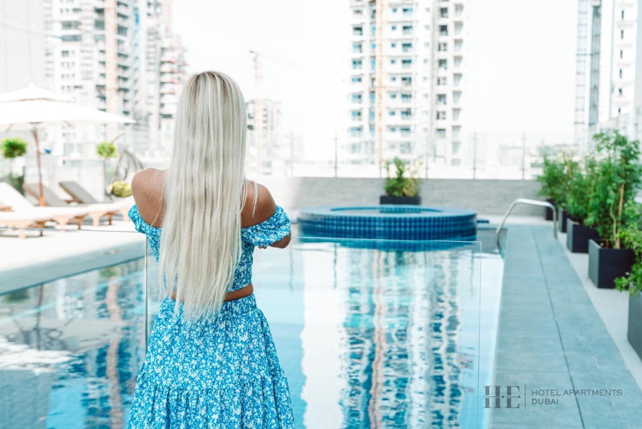 He Hotel Apartments 두바이 외부 사진 A woman with long hair