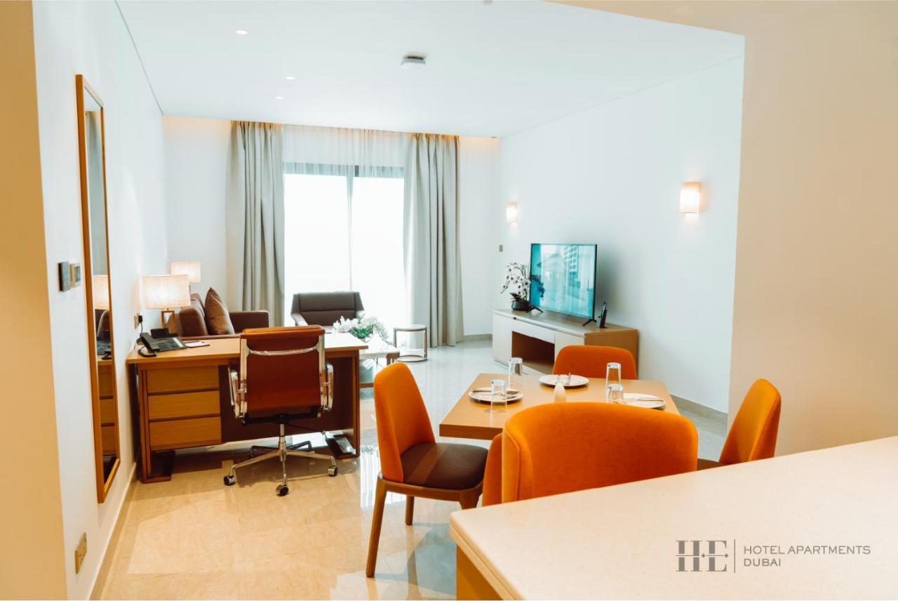 He Hotel Apartments 두바이 객실 사진 A living room at the hotel