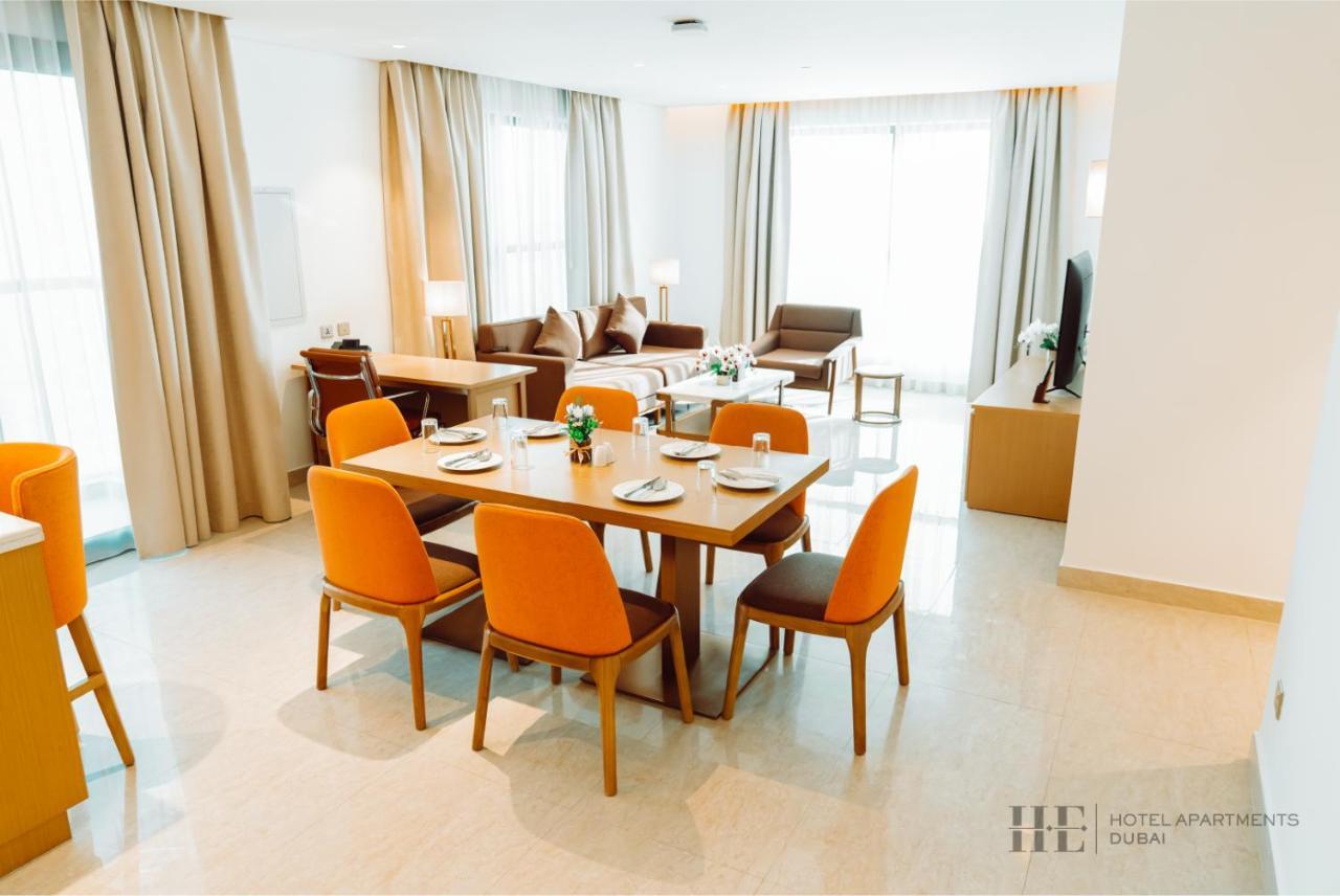 He Hotel Apartments 두바이 객실 사진 A living room at the hotel