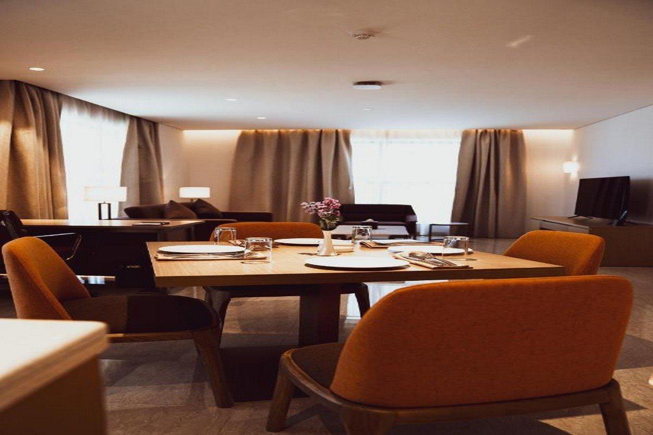 He Hotel Apartments 두바이 외부 사진 The interior of a suite at the hotel