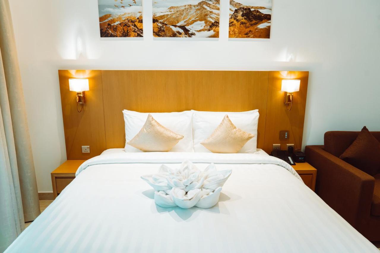 He Hotel Apartments 두바이 객실 사진 A bed with a bedsheet