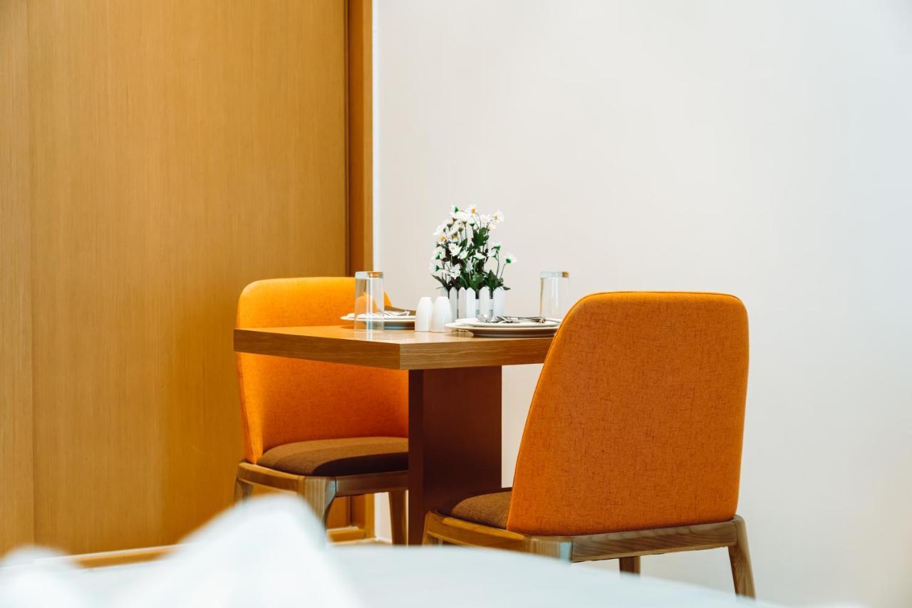 He Hotel Apartments 두바이 외부 사진 A table and chairs